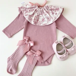 Body in maglia rosa + calzini con fiocco e bavetta coordinata